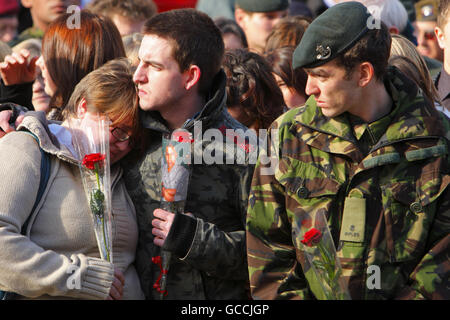 Freunde von Rifleman Carlo Apolis aus dem Jahr 4 Bataillon die Gewehre warten auf die Leichenwagen, die seinen Körper und die von Rifleman Martin Kinggett aus dem Jahr 4 Bataillon die Gewehre tragen, Sergeant Paul Fox aus dem Jahr 28 Engineer Regiment und Senior Aircraftman Luke Southgate aus dem Royal Air Force Regiment, Die in Afghanistan bei verschiedenen Zwischenfällen getötet wurden, um durch Wootton Bassett, Wiltshire, nach ihrer Rückführung in das nahe gelegene RAF Lyneham zu gelangen. Stockfoto