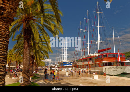 Uferpromenade von Trogir, in der Nähe von Split in Kroatien. Stockfoto