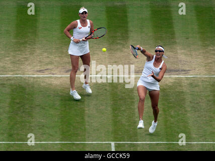 Timea Babos und Yaroslava Shvedova während ihres Spiels gegen Raquel Atawo und Abilgail Spears am Tag elf der Wimbledon Championships bei den All England Lawn Tennis and Croquet Club, Wimbledon. PRESSEVERBAND Foto. Bild Datum: Freitag, 8. Juli 2016. PA-Geschichte-TENNIS-Wimbledon zu sehen. Bildnachweis sollte lauten: Anthony Devlin/PA Wire. Einschränkungen: Nur zur redaktionellen Verwendung. Keine kommerzielle Verwendung ohne vorherige schriftliche Zustimmung von der AELTC. Noch Bild verwenden nur - keine bewegten Bilder, Sendung zu emulieren. Keine Überlagerung oder Entfernung von Sponsor/Ad-Logos. Rufen Sie + 44 (0) 1158 447447 für weitere Informationen. Stockfoto