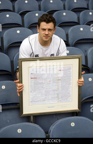 Der schottische Nick De Luca zeigt eine Hommage an Bill McLaren mit einem gerahmten Druck seines letzten Wortes nach einer Ankündigung des Teams in Murrayfield, Edinburgh. Stockfoto