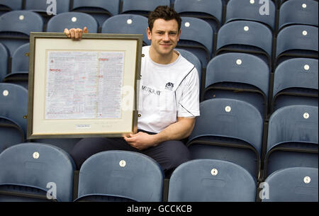Der schottische Nick De Luca zeigt eine Hommage an Bill McLaren mit einem gerahmten Druck seiner letzten Worte nach einer Teamansage in Murrayfield, Edinburgh. Stockfoto