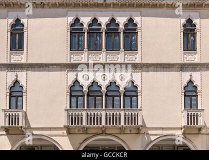 Rundbogenfenster eines mittelalterlichen Gebäudes eingerichtet. Stockfoto