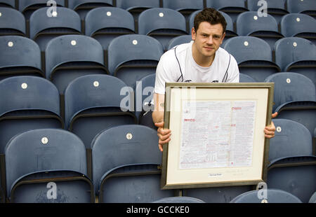 Der schottische Nick De Luca zeigt eine Hommage an Bill McLaren mit einem gerahmten Druck seiner letzten Worte nach einer Teamansage in Murrayfield, Edinburgh. Stockfoto