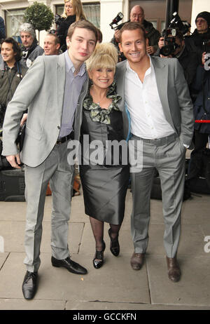 (Links - rechts) Charlie Hawkins, Barbara Windsor und Joe Swash kommen bei den TRIC Annual Awards im Grosvenor House Hotel, Park Lane, London an. Stockfoto