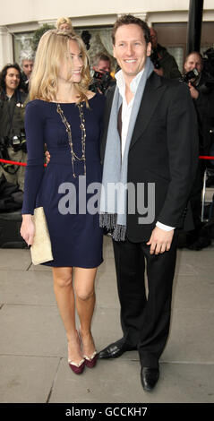 Brendan Cole und Zoe Hobbs erreichen die TRIC Annual Awards im Grosvenor House Hotel, Park Lane, London. DRÜCKEN SIE VERBANDSFOTO. Bilddatum: Dienstag, 9. März 2010. Die Auszeichnungen werden vom Television and Radio Industries Club (TRIC) vergeben. Der Bildnachweis sollte lauten: Dominic Lipinski /PA Wire Stockfoto