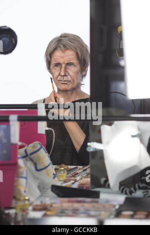 Die Make-up-Künstlerin Lucia Pittalis verwandelt sich in Star Wars: The Force Awakens als Han Solo in die Schauspielerin Harrison Ford, einem der Filme, die jeden Tag auf Sky Cinema Premiere feiern – dem neuen On-Demand-Filmservice, der Sky Movies in Großbritannien ersetzt. Stockfoto