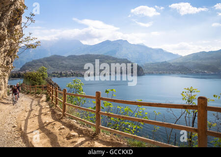 Radfahrer führen durch die Ponale-Trail in den Fels des Berges in Riva del Garda, Italien gehauen. Stockfoto