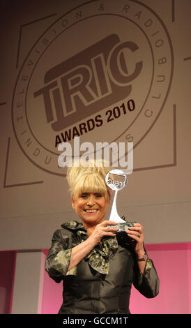 Barbara Windsor nimmt den „TRIC Special Award“ bei den TRIC (Television and Radio Industries Club) Annual Awards im Grosvenor House Hotel, Park Lane, London, entgegen. Stockfoto