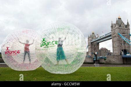 Das zuvor unveröffentlichte Foto vom 27/06/16 von Bounce Energy Balls ist im Juli Gastgeber des Zorbathons in London, Leeds und Birmingham, der ultimativen Herausforderung, um zu sehen, wer sich beim ersten urbanen Zorbing-Marathon, der die unaufhaltsame Stadt Großbritanniens entdeckt, zum Sieg bewegen kann. Stockfoto