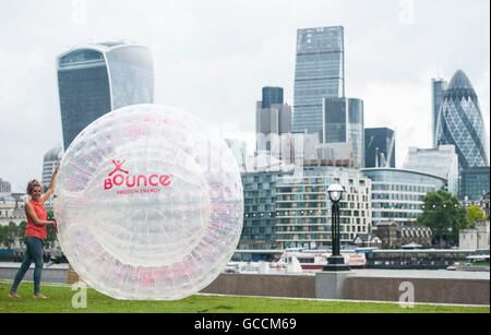 Das zuvor unveröffentlichte Foto vom 27/06/16 von Bounce Energy Balls ist im Juli Gastgeber des Zorbathons in London, Leeds und Birmingham, der ultimativen Herausforderung, um zu sehen, wer sich beim ersten urbanen Zorbing-Marathon, der die unaufhaltsame Stadt Großbritanniens entdeckt, zum Sieg bewegen kann. Stockfoto