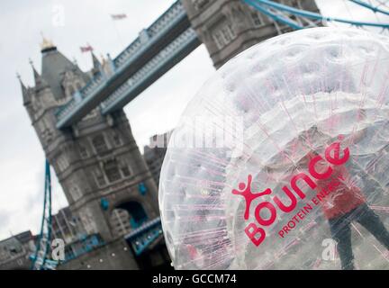 Vorher bedingtes Foto 27.06.16 Bounce Energiekugeln Gastgeber der Zorbathon in London, Birmingham und Leeds datiert Juli dieses Jahres als die ultimative Zorbing-Herausforderung zu sehen, die ihren Weg zum Sieg in der ersten jemals urban Zorbing Marathon zur Entdeckung der UKÕs am meisten unaufhaltsamen Stadt Rollen kann. Stockfoto