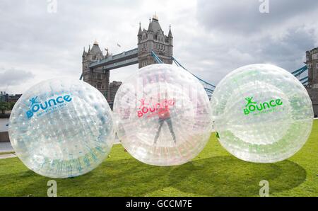 Vorher bedingtes Foto 27.06.16 Bounce Energiekugeln Gastgeber der Zorbathon in London, Birmingham und Leeds datiert Juli dieses Jahres als die ultimative Zorbing-Herausforderung zu sehen, die ihren Weg zum Sieg in der ersten jemals urban Zorbing Marathon zur Entdeckung der UKÕs am meisten unaufhaltsamen Stadt Rollen kann. Stockfoto