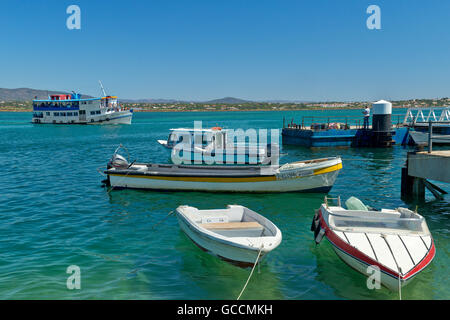 Die Fähre auf die Insel Ilha de Armona, im Naturschutzgebiet Ria Formosa, Olhão, Algarve ankommen. Portugal Stockfoto