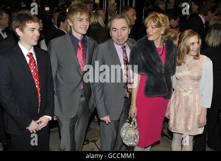 Lord Andrew Lloyd Webber und seine Frau Lady Madeleine kommen mit ihrer Familie zur Weltpremiere seiner neuen Produktion Love Never Dies - The Follow-up to The Phantom of the Opera im Adelphi Theatre, London. Stockfoto