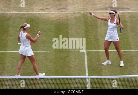 Timea Babos und Yaroslava Shvedova während ihres Spiels gegen Raquel Atawo und Abilgail Spears am Tag elf der Wimbledon Championships bei den All England Lawn Tennis and Croquet Club, Wimbledon. Stockfoto