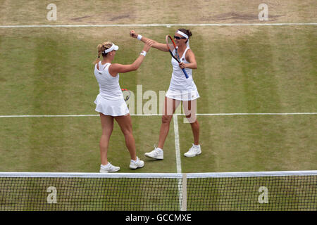 Timea Babos und Yaroslava Shvedova während ihres Spiels gegen Raquel Atawo und Abilgail Spears am Tag elf der Wimbledon Championships bei den All England Lawn Tennis and Croquet Club, Wimbledon. Stockfoto