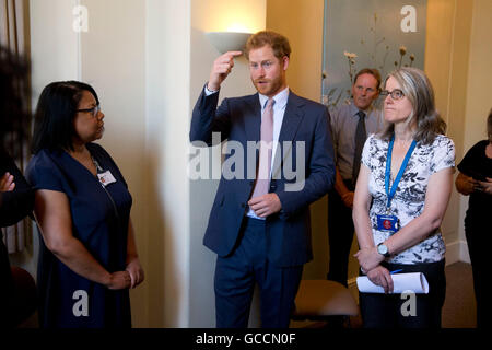 Prinz Harry trifft HIV Fachärzte am Kings College Hospital in Süd-London als Teil von seinem Wunsch, mehr zu lernen und Sensibilisierung der Öffentlichkeit im Kampf gegen HIV und AIDS sowohl in Großbritannien als auch international. Stockfoto