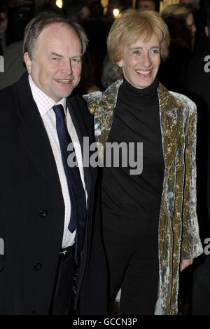 Clive Anderson und seine Frau Jane kommen zur Weltpremiere von Lord Andrew Lloyd Webbers neuer Produktion Love Never Dies - der Nachfolgeproduktion von The Phantom of the Opera, im Adelphi Theatre, London. Stockfoto