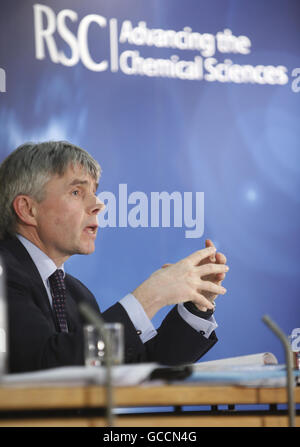 Lord Drayson, Staatsminister für Wissenschaft und Innovation, spricht bei einer politischen Debatte im Portcullis House on Science und bei den von der Royal Society of Chemistry mit Zustimmung des House of Commons Science and Technology Select Committee und im Namen von Wissenschaft und Technik organisierten Parlamentswahlen Community. Stockfoto