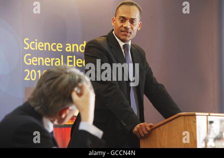 Adam Afriyie MP Schattenminister für Wissenschaft und Innovation Rede von Lord Drayson Staatsminister für Wissenschaft und Innovation bei einer politischen Debatte im Portcullis House on Science und bei den allgemeinen Wahlen, die von der Royal Society of Chemistry mit Zustimmung des House of Commons Science organisiert wurden Und Technology Select Committee und im Namen der Wissenschaft und Technik Gemeinschaft. Stockfoto