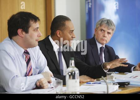 Adam Afriyie, MP, Schattenminister für Wissenschaft und Innovation, spricht bei einer politischen Debatte im Portcullis House on Science und bei den Parlamentswahlen, die von der Royal Society of Chemistry mit Zustimmung des House of Commons Science and Technology Select Committee und im Namen von Wissenschaft und Technik organisiert wurden Community. L-R Dr. Evan Harris MP Liberaldemokrat Sprecher für Wissenschaft und Technologie, Adam Afriyie MP Schatten Minister für Wissenschaft und Innovation und Lord Drayson Staatsminister für Wissenschaft und Innovation. Stockfoto