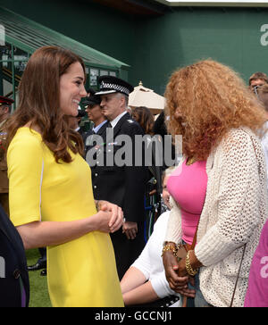 Die Herzogin von Cambridge trifft Oracene Price, die Mutter von Venus und Serena Williams, bei einem Besuch in den Lawn Tennis Championships auf der All England Lawn Tennis Club in Wimbledon, London. Stockfoto