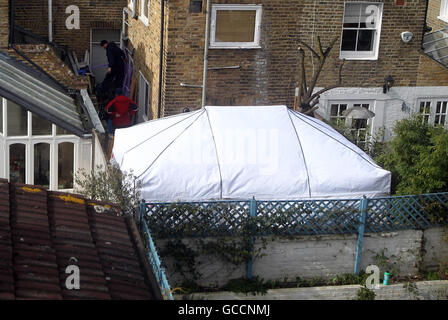 Ein Polizeizelt im hinteren Garten eines Hauses an der Alderville Road, Fulham, wo Suchteams Ausgrabungen begonnen haben, nachdem sie Informationen erhalten haben, dass ein Leichnam unter einer Terrasse auf dem Grundstück begraben werden könnte. Stockfoto