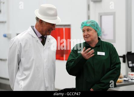 Der Prince Of Wales trifft Mitarbeiter während einer Tour von Abergavenny Feinkost neue Fabrik, die vor einem Jahr durch einen Brand beschädigt wurde im Rahmen seiner jährlichen Sommer-Tournee von Wales. Stockfoto