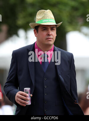 Ein Rennenbesucher Gentleman es tagsüber von Moet & Chandon Juli Festival in Newmarket Racecourse. Stockfoto