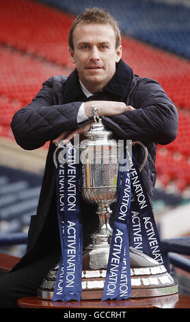 Raith Rovers Spieler Mark Campbell mit dem Active Nation Scottish Cup nach dem Active Nation Scottish Cup Halbfinale Auslosung im Hampden Park in Glasgow, Schottland. Stockfoto