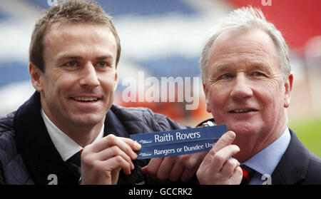 Raith Rovers Spieler Mark Campbell (links) und Raith Rovers Vorsitzender David Sommerville, mit dem Active Nation Scottish Cup nach dem Active Nation Scottish Cup Halbfinale Auslosung im Hampden Park in Glasgow, Schottland. Stockfoto