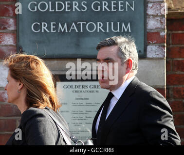 Premierminister Gordon Brown und seine Frau Sarah kommen im Golders Green Crematorium zur Beerdigung des ehemaligen Labour-Führers Michael Foot an. Stockfoto