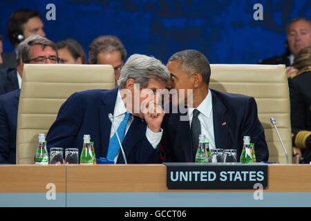 US-Außenminister John Kerry (links) und US-Präsident Barack Obama zu Beginn der erste Arbeitssitzung bei Tag eins der Nato-Gipfel in Warschau, Polen. Stockfoto