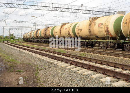 Ladung zu trainieren mit Behälter für Gas und Kraftstoff Stockfoto