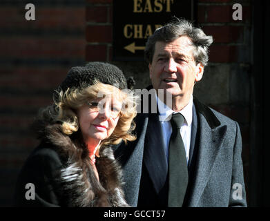 Melvyn Bragg und seine Frau Catherine kommen zum Golders Green Crematorium für die Beerdigung des ehemaligen Labour-Führers Michael Foot. Stockfoto
