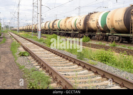 Ladung zu trainieren mit Behälter für Gas und Kraftstoff Stockfoto