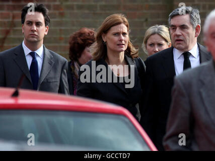 Premierminister Gordon Brown, seine Frau Sarah und Ed Miliband (links) im Golders Green Crematorium für die Beerdigung des ehemaligen Labour-Führers Michael Foot. Stockfoto