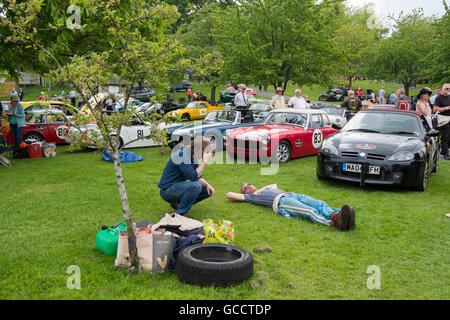 Konkurrent ruht im Fahrerlager des französischen und italienischen Autofahren Festivals am Prescott Hill Climb, Gloucestershire, UK Stockfoto