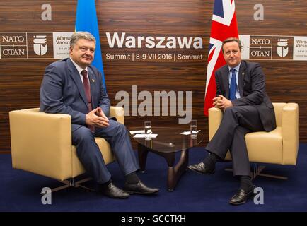 Premierminister David Cameron (rechts) trifft Präsidenten der Ukraine Petro Poroschenko während eines bilateralen Treffens am ersten Tag des Nato-Gipfels im Nationalstadion in Warschau, Polen. Stockfoto