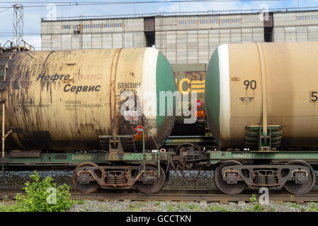 Ladung zu trainieren mit Behälter für Gas und Kraftstoff Stockfoto