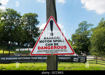 Zeichen, die Warnung, dass der Motorsport bei der VSCC Veranstaltung am Prescott Hill Climb, Gloucestershire, UK gefährlich sein können Stockfoto