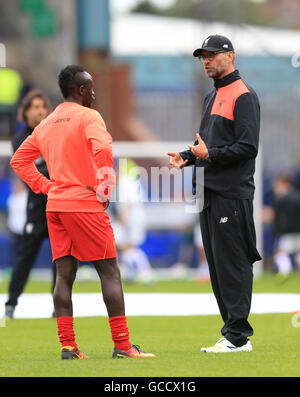 Liverpools Manager Jürgen Klopp (rechts) im Gespräch mit Sadio Mähne vor dem pre-Season-Spiel im Prenton Park, Birkenhead. Stockfoto