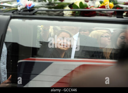 Trauernde beobachten die Särge von Lance Corporal Scott Hardy und Private James Grigg, die heute nach ihrer Rückführung in RAF Lyneham durch Wootton Bassett fahren. Stockfoto