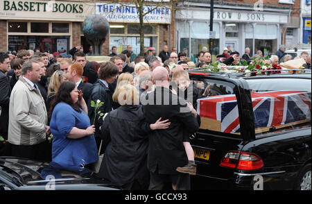 Trauernde zollen ihren Respekt, als die Särge von Lance Corporal Scott Hardy und Private James Grigg nach ihrer Rückführung bei RAF Lyneham heute durch Wootton Bassett fahren. Stockfoto