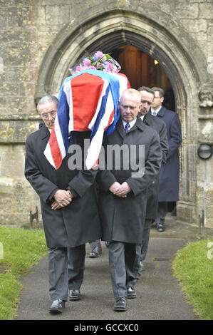 Paletträgerinnen tragen die britische Flagge und den Sarg mit französischer Flagge von Andree Peel, der während des Krieges in der Allerheiligen-Kirche in Long Ashton in der Nähe von Bristol dem französischen Widerstand diente. Stockfoto