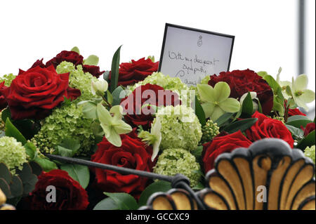Ein floraler Tribut der Herzogin von Cornwall, der Oberst des Regiments, liegt auf dem Leichenwagen, der den Sarg von Rifleman Martin Kinggett trägt, während eines Trauerdienstes in der Kirche der Heiligen Familie in Dagenham. Stockfoto