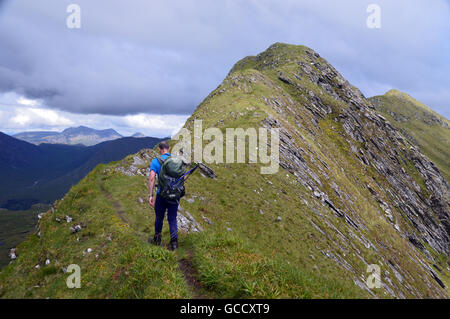 Einsamer Mann zu Fuß auf den S/W-Grat des schottischen Berg Corbett Sgurr Coire Choinnichean, Knoydart, Scottish Highland. UK Stockfoto