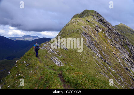 Einsamer Mann zu Fuß auf den S/W-Grat des schottischen Berg Corbett Sgurr Coire Choinnichean, Knoydart, Scottish Highland. UK Stockfoto