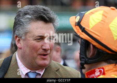 Pferderennen Sie - Paddy Power Imperial Cup Day - Sandown Pferderennbahn Stockfoto