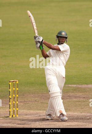 Bangladesh Shakib Al Hasan Fledermäuse während der zweiten Test im Shere Bangra National Stadium, Mirpur, Dhaka, Bangladesch. Stockfoto